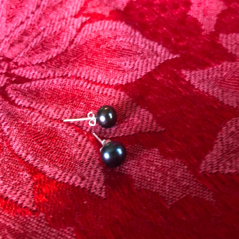 Fresh water pearl pierced earrings.